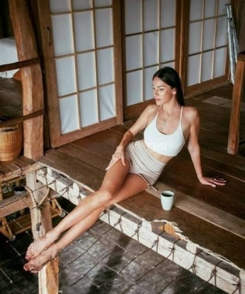 🌸 Cо мной ты окунешься в мир страсти и удовольствия. Я обладаю женственной фигурой и опытом, чтобы удовлетворить самые сокровенные твои желания. 🌹 Мои услуги разнообразны: классический и эротический массаж, ролевые игры и многое другое. 💋 Мои фото подтверждают мою красоту и привлекательность. Позволь мне сделать твои фантазии ярче и исполнить их. 💫 Если ты находишься в Москве, то можем встретиться и насладиться вместе волшебным моментом. 🌃 Со мной ты будешь оставаться доволен и вернешься снова! ✨ Жанна